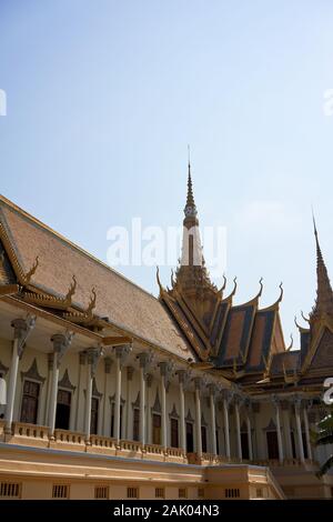 Détail d'un toit du Palais Royal à Phnom Penh, Cambodge Banque D'Images