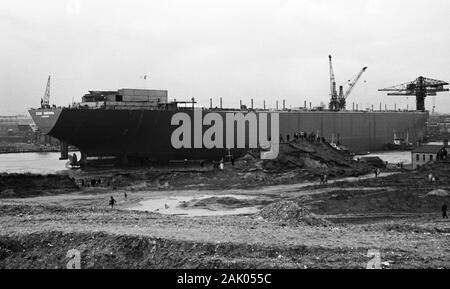 Spectateurs regarder le lancement de Esso VLCC de l'Hibernia Wallsend chantiers Swan Hunter sur 6-4-70, Angleterre du Nord-Est, Royaume-Uni Banque D'Images