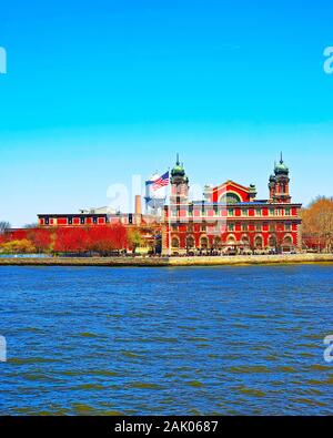 La station de l'immigration à Ellis Island dans la région de New York Bay reflex Banque D'Images