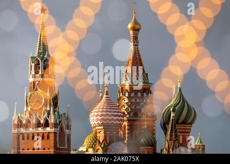 La tour Spasskaya du Kremlin de Moscou et la la cathédrale Saint-Basile sur la place Rouge dans le centre de Moscou. La Russie Banque D'Images