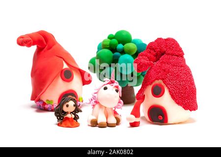 Licorne, gnome, jeune dame, arbre et maisons faites à la main avec de la pâte à modeler Banque D'Images