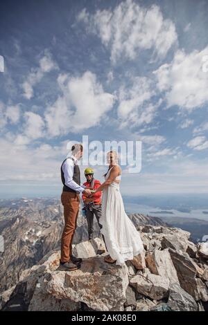 Mariée et marié sur le sommet de Grand Teton, Wyoming Banque D'Images