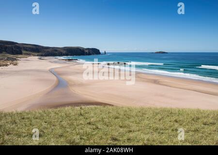 Les dunes de sable de l'herbe et la plage de Sandwood bay isolé, Sutherland, Scotland Banque D'Images