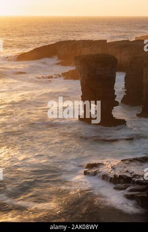 Château Yesnaby pile la mer et falaises côtières, Orkney, Scotland Banque D'Images