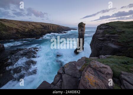Château Yesnaby pile la mer et falaises côtières, Orkney, Scotland Banque D'Images