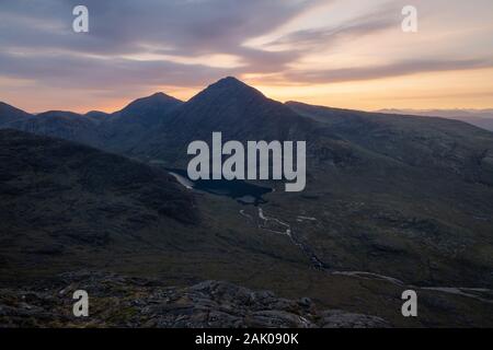 Vue sur les montagnes Blaven et Cuillin depuis le sommet de Sgurr Na STRI, île de Skye, Écosse Banque D'Images