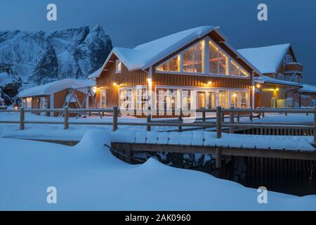 Cabine jaune d'Sakrisøy cafe, Moskenesøy, îles Lofoten, Norvège Banque D'Images