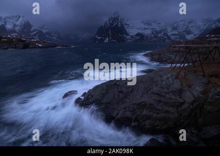 Les vagues de tempête sur les rochers côtiers à l'écrasement, Hamnøy Moskenesøy, îles Lofoten, Norvège Banque D'Images