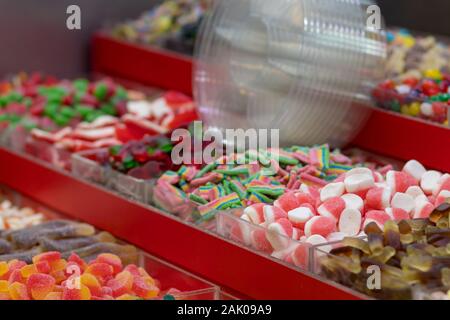 Bonbons en caoutchouc dans toutes sortes de couleurs et de saveurs. Dans la forme des coeurs, des ours en peluche, des bananes, des étoiles, des serpents et beaucoup plus. Frais savoureux et bon. Banque D'Images