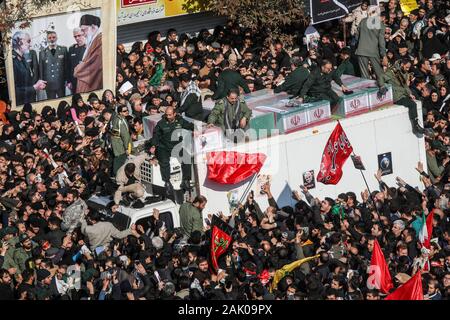 Téhéran, Iran. 08Th Jan, 2020. Des milliers de personnes rassemblées autour de l'Iranien cercueils de Gardes révolutionnaires iraniens Commander Qasem Soleimani pour rendre hommage à leur chef au cours de ses funérailles à Téhéran, Iran, le lundi, Janvier 6, 2020. Soleimani a été tué dans un bombardement américain à Bagdad. Photo par Majid Asgaripour/UPI UPI : Crédit/Alamy Live News Banque D'Images