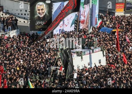 Téhéran, Iran. 08Th Jan, 2020. Des milliers de personnes rassemblées autour de l'Iranien cercueils de Gardes révolutionnaires iraniens Commander Qasem Soleimani pour rendre hommage à leur chef au cours de ses funérailles à Téhéran, Iran, le lundi, Janvier 6, 2020. Soleimani a été tué dans un bombardement américain à Bagdad. Photo par Majid Asgaripour/UPI UPI : Crédit/Alamy Live News Banque D'Images