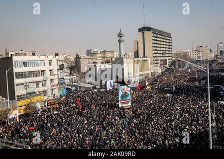 Téhéran, Iran. 08Th Jan, 2020. Des milliers de personnes rassemblées autour de l'Iranien cercueils de Gardes révolutionnaires iraniens Commander Qasem Soleimani pour rendre hommage à leur chef au cours de ses funérailles à Téhéran, Iran, le lundi, Janvier 6, 2020. Soleimani a été tué dans un bombardement américain à Bagdad. Photo par Majid Asgaripour/UPI UPI : Crédit/Alamy Live News Banque D'Images