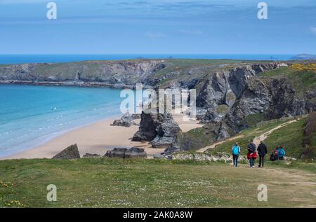 Les Randonneurs marchant sur le South West Coast Path près de Bedruthan Steps sur la côte nord de Cornwall, England, UK Banque D'Images