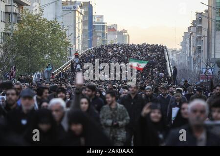 Téhéran, Iran. 08Th Jan, 2020. Des milliers de personnes en deuil iranien se rassemblent pour rendre hommage au commandant de la Garde révolutionnaire iranienne Qasem Soleimani lors de ses funérailles à Téhéran, Iran, le lundi, Janvier 6, 2020. Soleimani a été tué dans un bombardement américain à Bagdad. Photo par Majid Asgaripour/UPI UPI : Crédit/Alamy Live News Banque D'Images