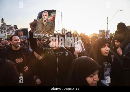 Téhéran, Iran. 08Th Jan, 2020. Des milliers de personnes en deuil iranien se rassemblent pour rendre hommage au commandant de la Garde révolutionnaire iranienne Qasem Soleimani lors de ses funérailles à Téhéran, Iran, le lundi, Janvier 6, 2020. Soleimani a été tué dans un bombardement américain à Bagdad. Photo par Majid Asgaripour/UPI UPI : Crédit/Alamy Live News Banque D'Images