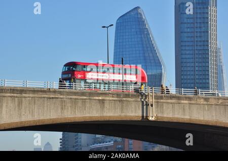 Waterloo Bridge avec passage de bus et gratte-ciel derrière, London, England, UK Banque D'Images