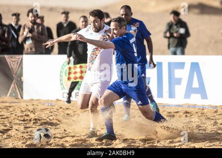 Giza, Egypte. 08Th Jan, 2020. L'ancien footballeur égyptien Ahmed Hassan et ancien footballeur français Youri Djorkaeff en action au cours de la Caf et la FIFA Legends match de foot au complexe des pyramides de Gizeh, en amont de la CAF awards 2019. La CAF Awards Gala 2019 devrait se tenir à Hurghada le 07 janvier 2020. Credit : Omar Zoheiry/dpa/Alamy Live News Banque D'Images