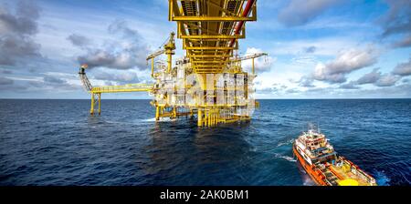 Vue panoramique de plate-forme de forage dans le golfe Banque D'Images