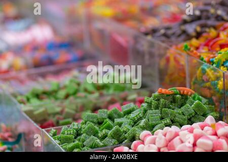 Bonbons en caoutchouc dans toutes sortes de couleurs et de saveurs. Dans la forme des coeurs, des ours en peluche, des bananes, des étoiles, des serpents et beaucoup plus. Frais savoureux et bon. Banque D'Images