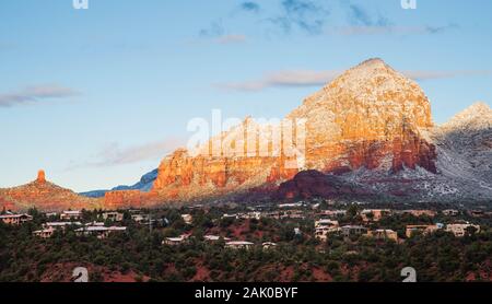 Vue de dessus de maisons personnalisées sur les collines de Sedona, Arizona, le lever du soleil d'hiver avec des montagnes enneigées. Banque D'Images