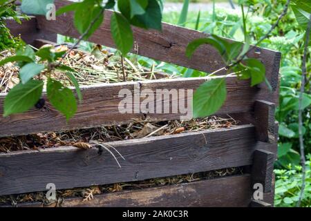 Un bac à compost en bois Banque D'Images