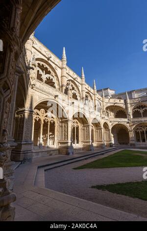 Une cour intérieure vide et des cloisters décoratifs dans le style historique de Manueline Mosteiro dos Jeronimos (monastère de Jeronimos) à Belem, Lisbonne, Portugal Banque D'Images