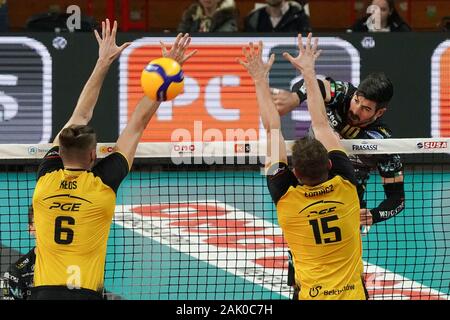 Perugia, Italie, 06 janv. 2020, Filippo lanza (n.10 de cogneur sir spiker conad sécurité Pérouse) spike lors du test Match - Sir Safety Pérouse Conad vs Skra Belchatow - Volley-ball test Match - Crédit : LPS/Loris Cerquiglini/Alamy Live News Banque D'Images