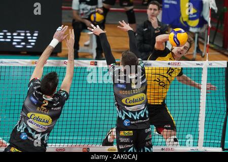 Perugia, Italie, 06 Jan 2020 szalpuk, Artur (n. 12 pge skra belchtow) spike lors du test Match - Sir Safety Pérouse Conad vs Skra Belchatow - Volley-ball test Match - Crédit : LPS/Loris Cerquiglini/Alamy Live News Banque D'Images