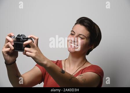 Jeune femme avec des photographies des Banque D'Images
