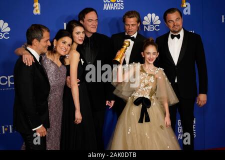 (L-R) David Heyman, Shannon McIntosh, Margaret Qualley, Quentin Tarantino, Julia Butters, Brad Pitt, Leonardo DiCaprio et poser dans la salle de presse au cours de la 77e assemblée annuelle Golden Globe Awards au Beverly Hilton Hotel le Janvier 05, 2020 à Beverly Hills, Californie (photo de Jose Quintanilla / Sipa USA) Banque D'Images