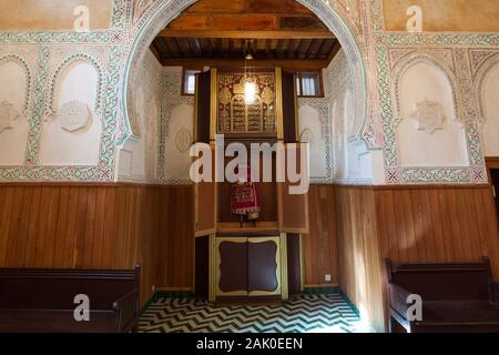 Intérieur de la synagogue Slat Al Fassiyine avec arche de Torah (Aron Kodesh) et défilement de Torah (Sefer Torah) dans le centre, Fes (Fez), Maroc Banque D'Images