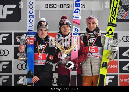 De gauche : Marius LINDVIK (NI, 2e place), Dawid KUBACKI (POL) avec l'Aigle royal, tasse, Trophaee, vainqueur de l'america (1e place), Karl GEIGER (GER, 3e place), la jubilation, la joie, l'enthousiasme cérémonie de remise des prix. Le saut à ski, le 68ème Tournoi International de 4 Hills 2019-2020. Paul Ausserleitner Schanze, Sepp Bradl Stadium Bischofshofen sur Janvier 6th, 2020. Dans le monde d'utilisation | Banque D'Images