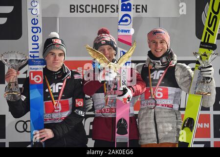 De gauche : Marius LINDVIK (NI, 2e place), Dawid KUBACKI (POL) avec l'Aigle royal, tasse, Trophaee, vainqueur de l'america (1e place), Karl GEIGER (GER, 3e place), la jubilation, la joie, l'enthousiasme cérémonie de remise des prix. Le saut à ski, le 68ème Tournoi International de 4 Hills 2019-2020. Paul Ausserleitner Schanze, Sepp Bradl Stadium Bischofshofen sur Janvier 6th, 2020. Dans le monde d'utilisation | Banque D'Images