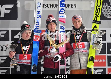 De gauche : Marius LINDVIK (NI, 2e place), Dawid KUBACKI (POL) avec l'Aigle royal, tasse, Trophaee, vainqueur de l'america (1e place), Karl GEIGER (GER, 3e place), la jubilation, la joie, l'enthousiasme cérémonie de remise des prix. Le saut à ski, le 68ème Tournoi International de 4 Hills 2019-2020. Paul Ausserleitner Schanze, Sepp Bradl Stadium Bischofshofen sur Janvier 6th, 2020. Dans le monde d'utilisation | Banque D'Images