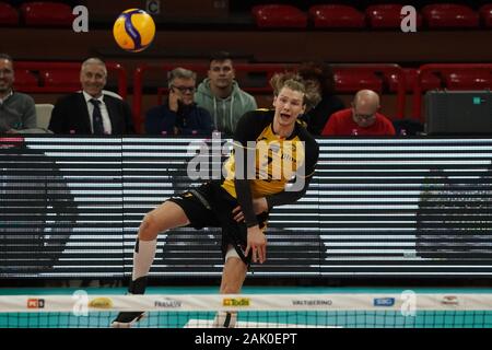 Pérouse, Italie. 08Th Jan, 2020. kochenowki jakub (n. 7 pge skra belchatow centrale) sur le service lors du test Match - Sir Safety Pérouse Conad vs Skra Belchatow, volley-ball test Match à Perugia, Italie, le 06 janvier 2020 : Crédit Photo Agency indépendante/Alamy Live News Banque D'Images