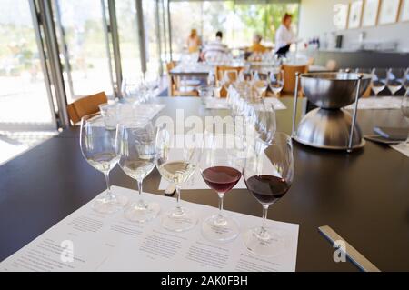 Dégustation de vin en Australie - variété de vins pour la dégustation du vin au vignoble et Shaw Smith, Adelaide Hills caves, Adelaide (Australie) Banque D'Images