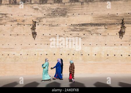 Peu de femmes en vêtements colorés marchant près des murs de la ville dans le secteur de Bab Mechouar et Bab Dekkakin à Fes (Fez), Maroc Banque D'Images