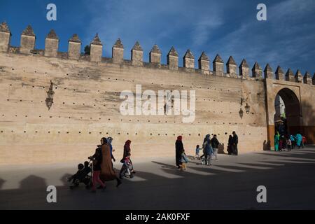 Le trafic de pied dans le paysage de l'après-midi de la ville de pisé de terre des murs avec créneaux et merlons dans la zone de Bab Mechouar et Bab Dekkakin à Fes (fez), Maroc Banque D'Images