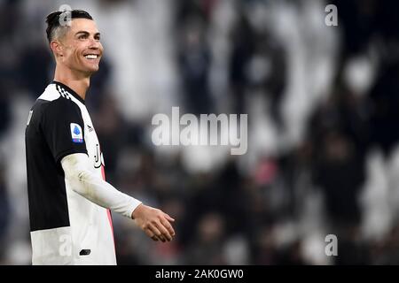 Turin, Italie - 06 janvier, 2020 : Cristiano Ronaldo de la Juventus FC sourit à la fin de la série d'un match de football entre la Juventus et Cagliari Calcio. La Juventus a gagné 4-0 au Cagliari Calcio. Credit : Nicolò Campo/Alamy Live News Banque D'Images