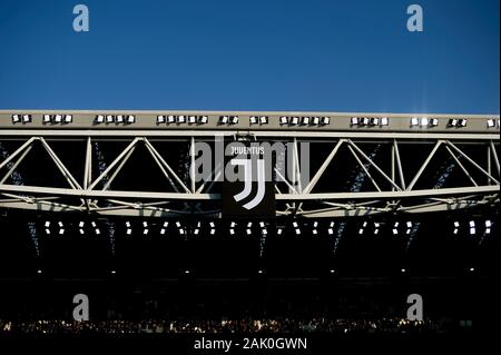 Turin, Italie - 06 janvier, 2020 : Logo de la Juventus FC s'affiche avant la série d'un match de football entre la Juventus et Cagliari Calcio. La Juventus a gagné 4-0 au Cagliari Calcio. Credit : Nicolò Campo/Alamy Live News Banque D'Images