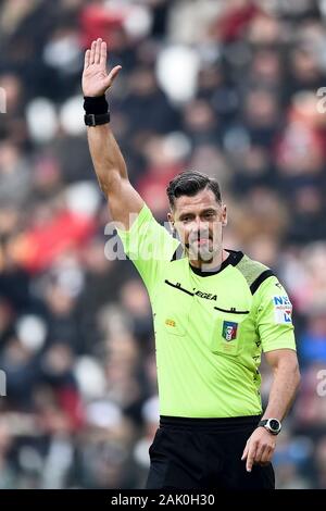 Turin, Italie - 06 janvier, 2020 : Arbitre Piero Giacomelli au cours de la série de gestes d'un match de football entre la Juventus et Cagliari Calcio. La Juventus a gagné 4-0 au Cagliari Calcio. Credit : Nicolò Campo/Alamy Live News Banque D'Images