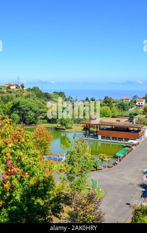 Santana, Madeira, Portugal - Sep 24, 2019 : Vertical photo du parc à thème de Madère. Les arbres verts, lac, maisons et sentier de marche. Centre d'exposition dédié à l'îles portugaises. Banque D'Images