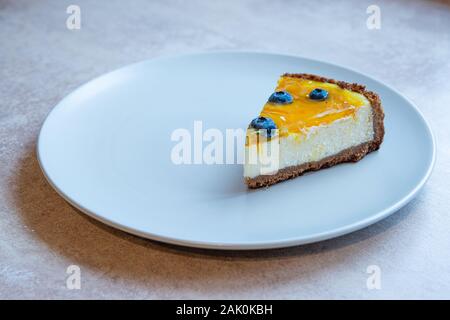 Assiette grise avec tarte de gâteau maison et baies sur le dessus Banque D'Images