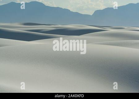 Les dunes de sable blanc étincelant au White Sands National Park dans le Nouveau-Mexique sont constituées essentiellement de la minéral gypse. Banque D'Images