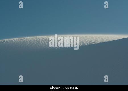 Les dunes de sable blanc étincelant au White Sands National Park dans le Nouveau-Mexique sont constituées essentiellement de la minéral gypse. Banque D'Images