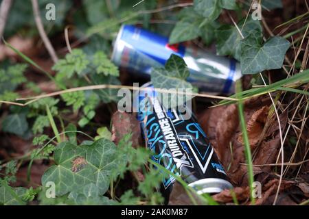 Portée/trash/déchets jetés canettes de boissons énergétiques Banque D'Images