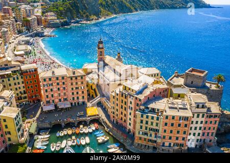 Vue aérienne de Camogli. Panorama du Château della Dragonara et basilique Santa Maria Assunta. Bâtiments colorés près de la mer ligure. Vue depuis Banque D'Images