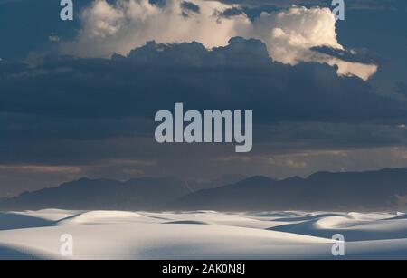 Les dunes de sable blanc étincelant au White Sands National Park dans le Nouveau-Mexique sont constituées essentiellement de la minéral gypse. Banque D'Images