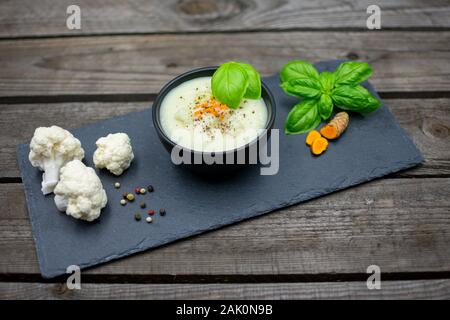 Soupe de chou-fleur savoureux avec du curcuma et poivre couleur Banque D'Images