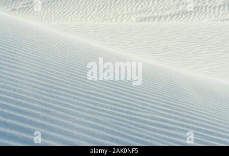 Les dunes de sable blanc étincelant au White Sands National Park dans le Nouveau-Mexique sont constituées essentiellement de la minéral gypse. Banque D'Images